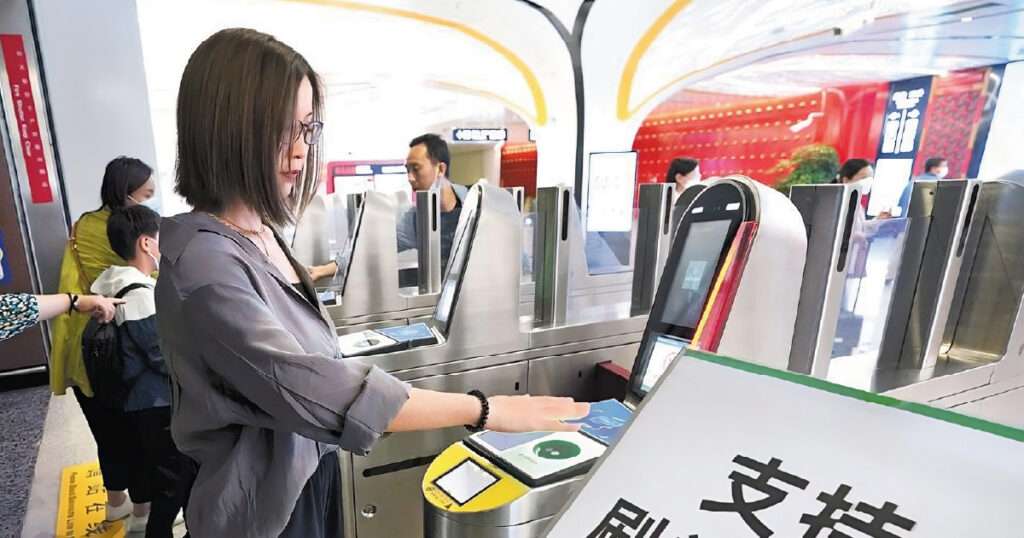 transport-public-metro-train-faciale-facial-recognition-biometrie-biometric-palm-payment-face-